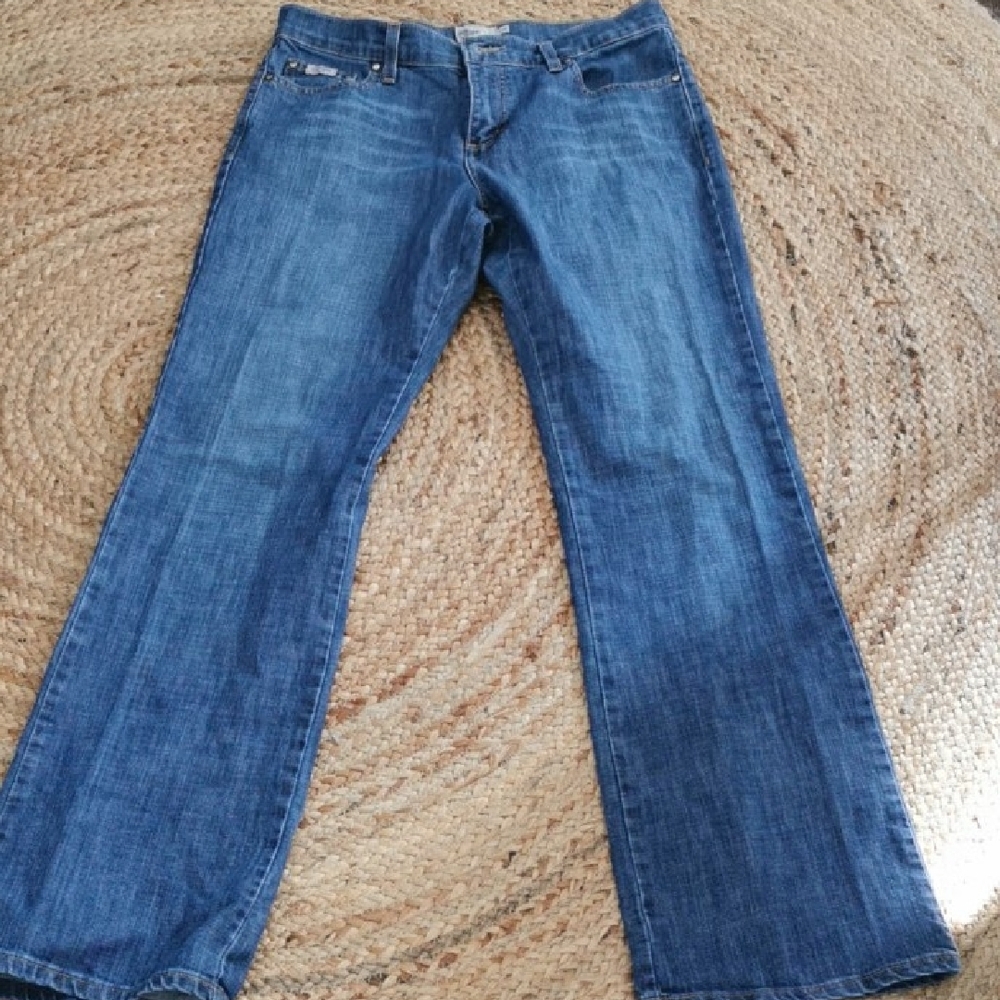 Vintage womens classic fit straight leg flare Tommy Hilfiger jeans. Size 29